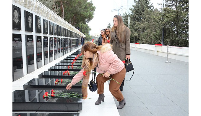 İSİ-nin əməkdaşları Şəhidlər Xiyabanını ziyarət etdilər - FOTOLAR